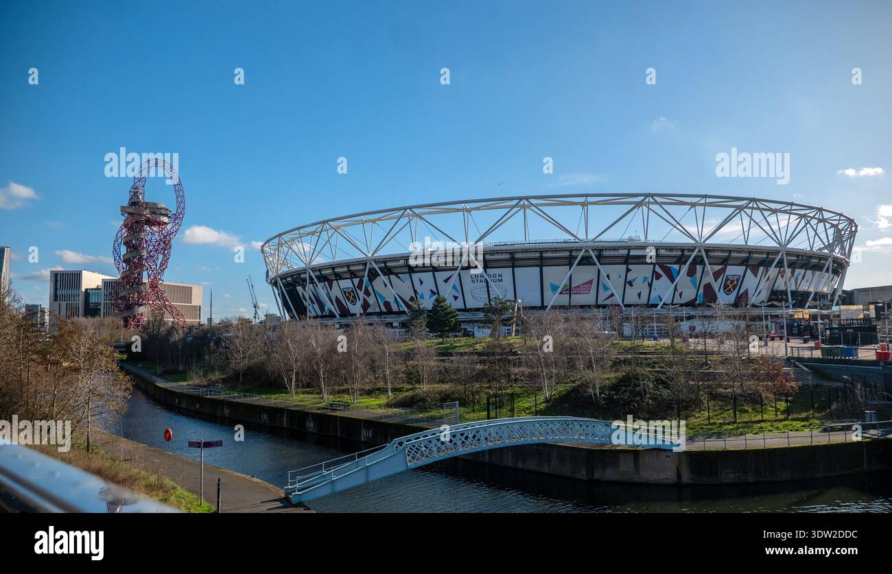London Stadium and ArcelorMittal Orbit in Queen Elizabeth Olympic Park, Stratford, East London, UK Stock Photo
