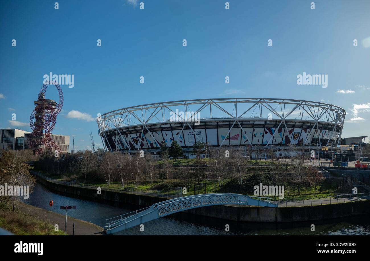 London Stadium and ArcelorMittal Orbit in Queen Elizabeth Olympic Park, Stratford, East London, UK Stock Photo