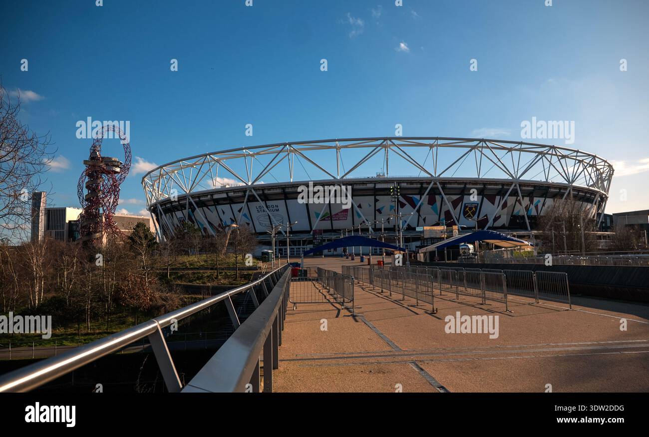London Stadium and ArcelorMittal Orbit in Queen Elizabeth Olympic Park, Stratford, East London, UK Stock Photo