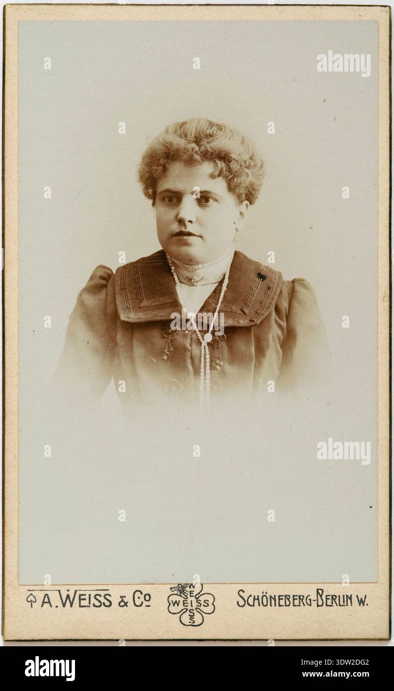 Late 19th century photograph - Portrait of a Japanese woman, Japan