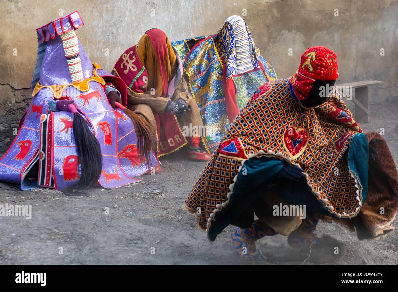 Vibrant costumes hi-res stock photography and images - Alamy