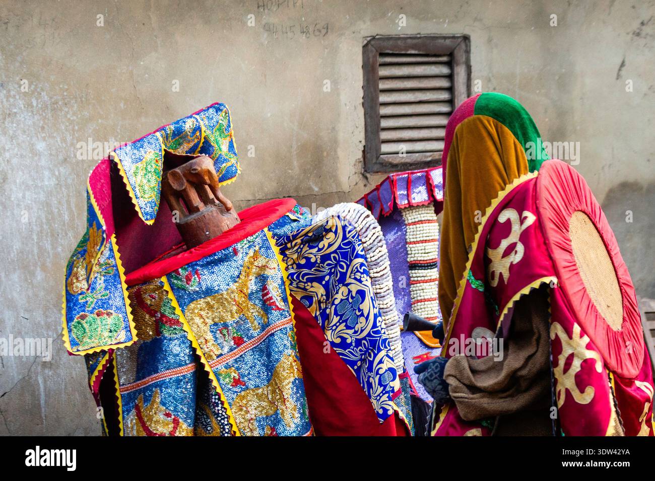 Vibrant costumes hi-res stock photography and images - Alamy
