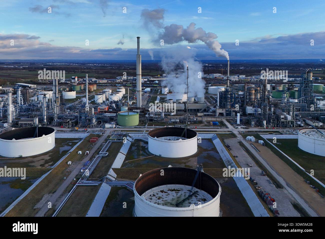 Rauch steigt aus der Gunvor Raffinerie Ingolstadt GmbH Erdoelraffinerie ...