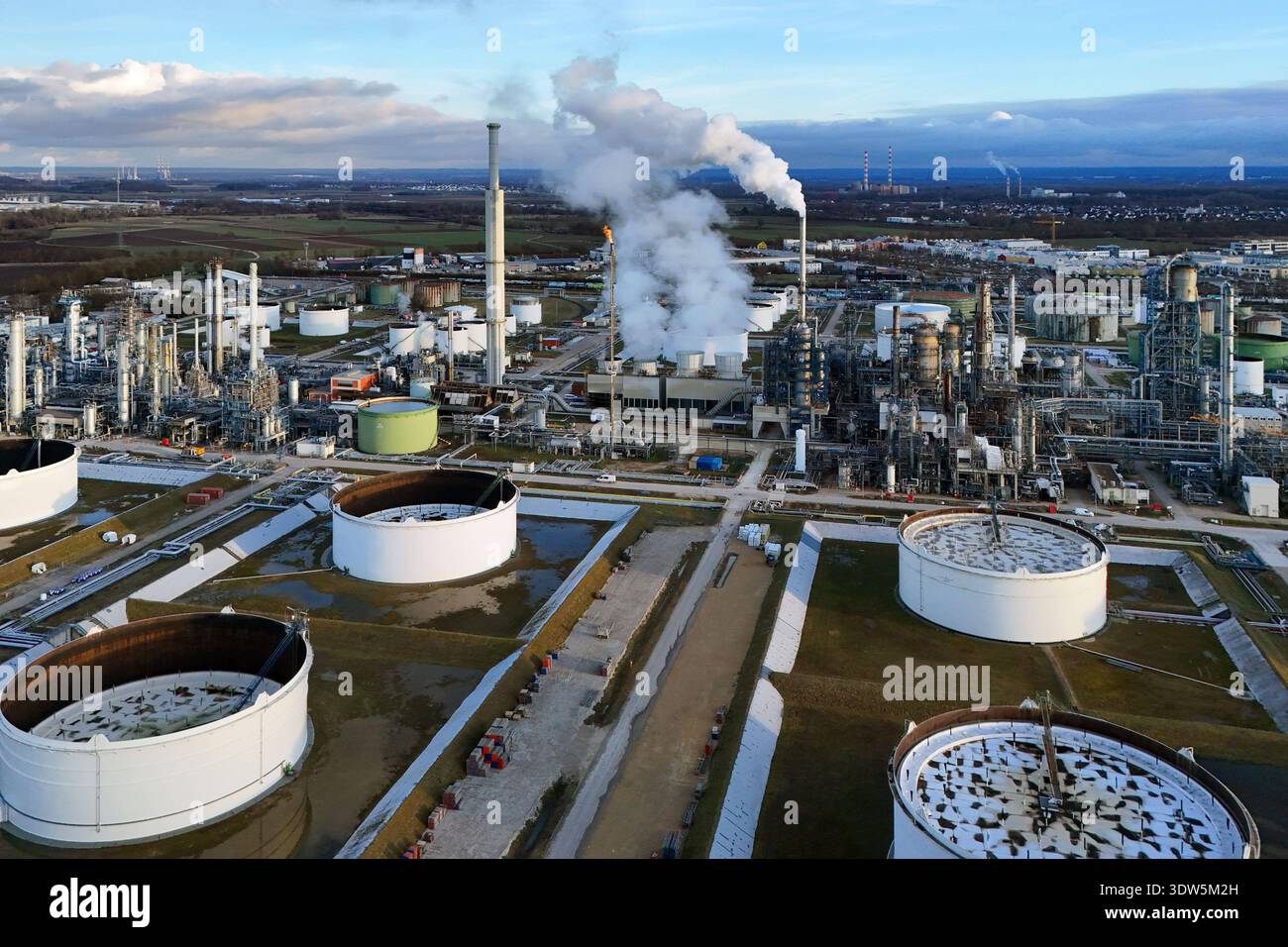 Rauch steigt aus der Gunvor Raffinerie Ingolstadt GmbH Erdoelraffinerie ...