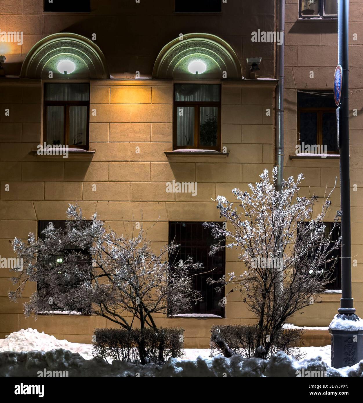 Iced historical facades snow hi-res stock photography and images - Alamy