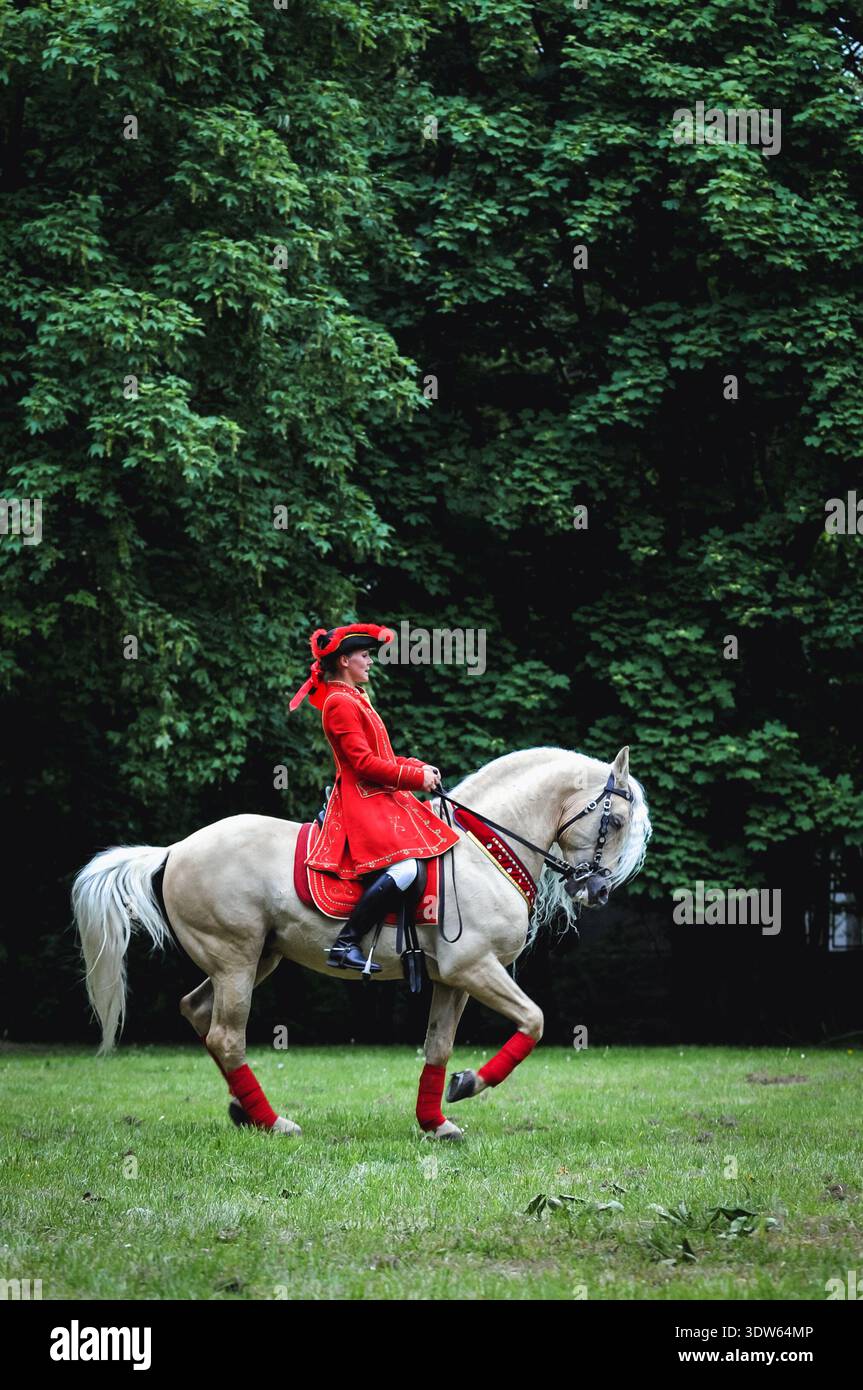 17th century costume horse rider hi-res stock photography and images ...