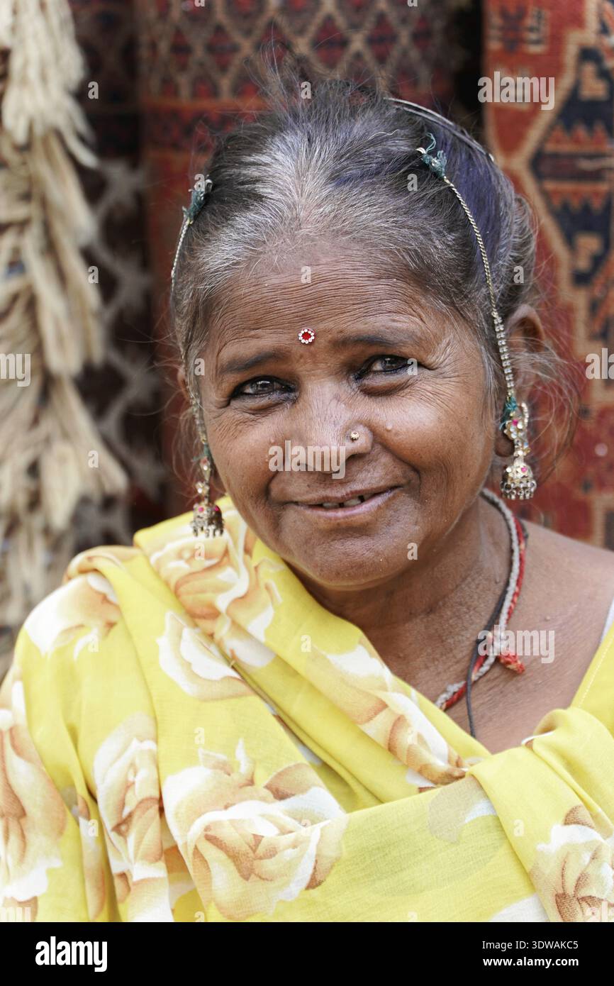 Senior indian woman wearing saree hi-res stock photography and images ...