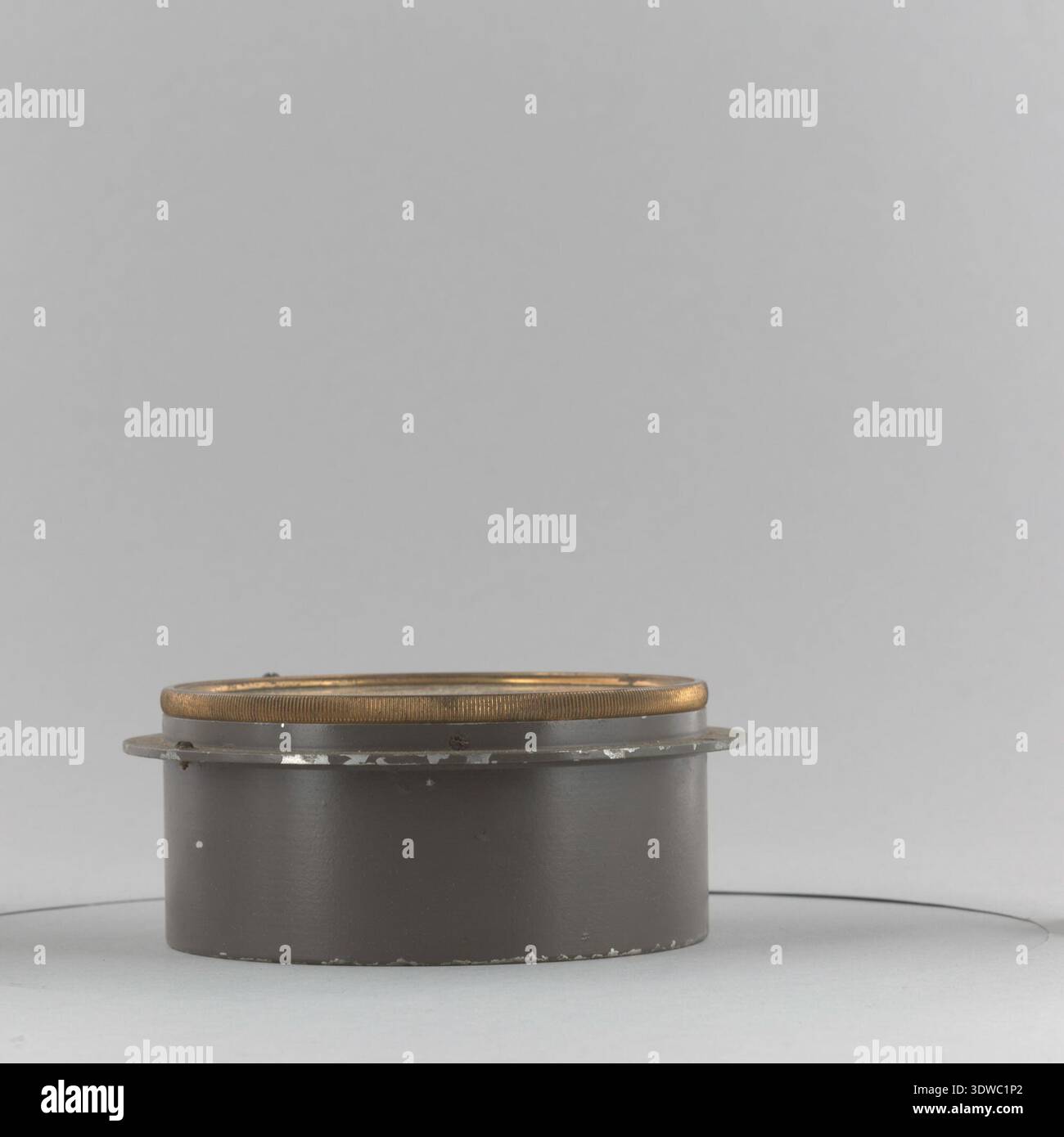 Round metal casing detail hi-res stock photography and images - Alamy