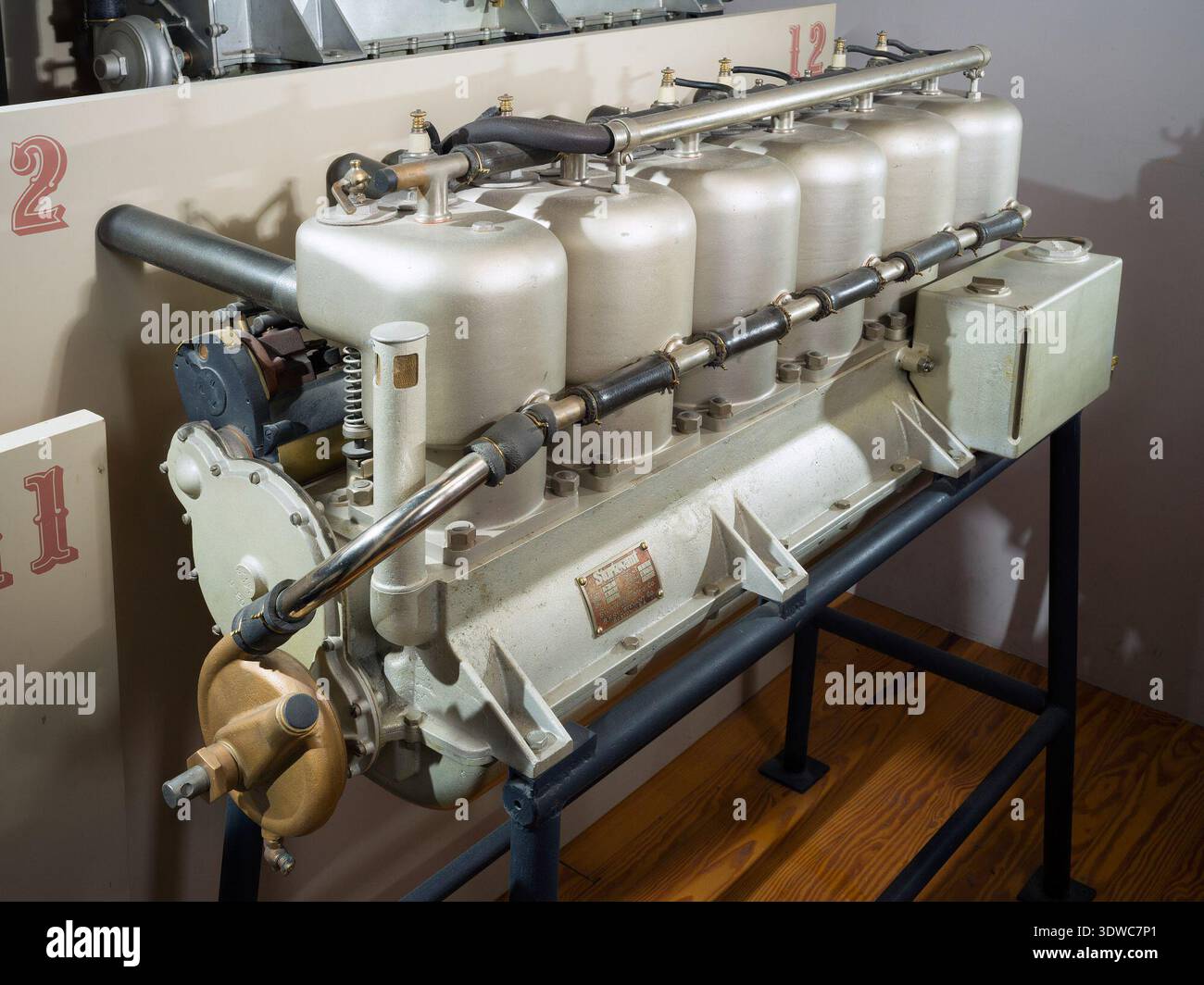 320 pound engine weight hi-res stock photography and images - Alamy
