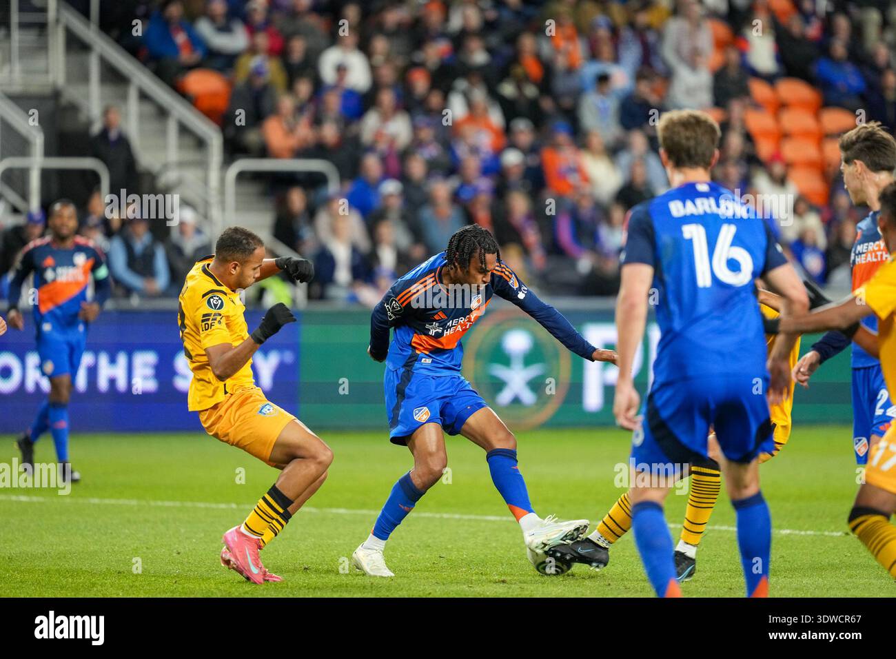 FC Cincinnati forward Kenji Mboma Dem (17) attempts to win a 50/50 ball