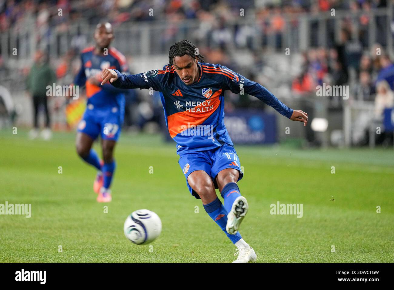 FC Cincinnati forward Kenji Mboma Dem (17) crosses the ball on goal