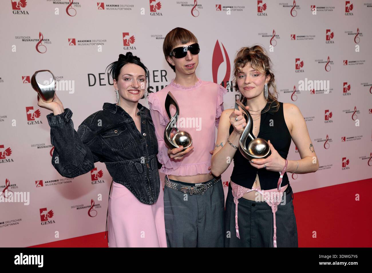 Lotta Kummer Nina Kummer, Johann Bonitz und Lotta Kummer von Blond beim 17 ...