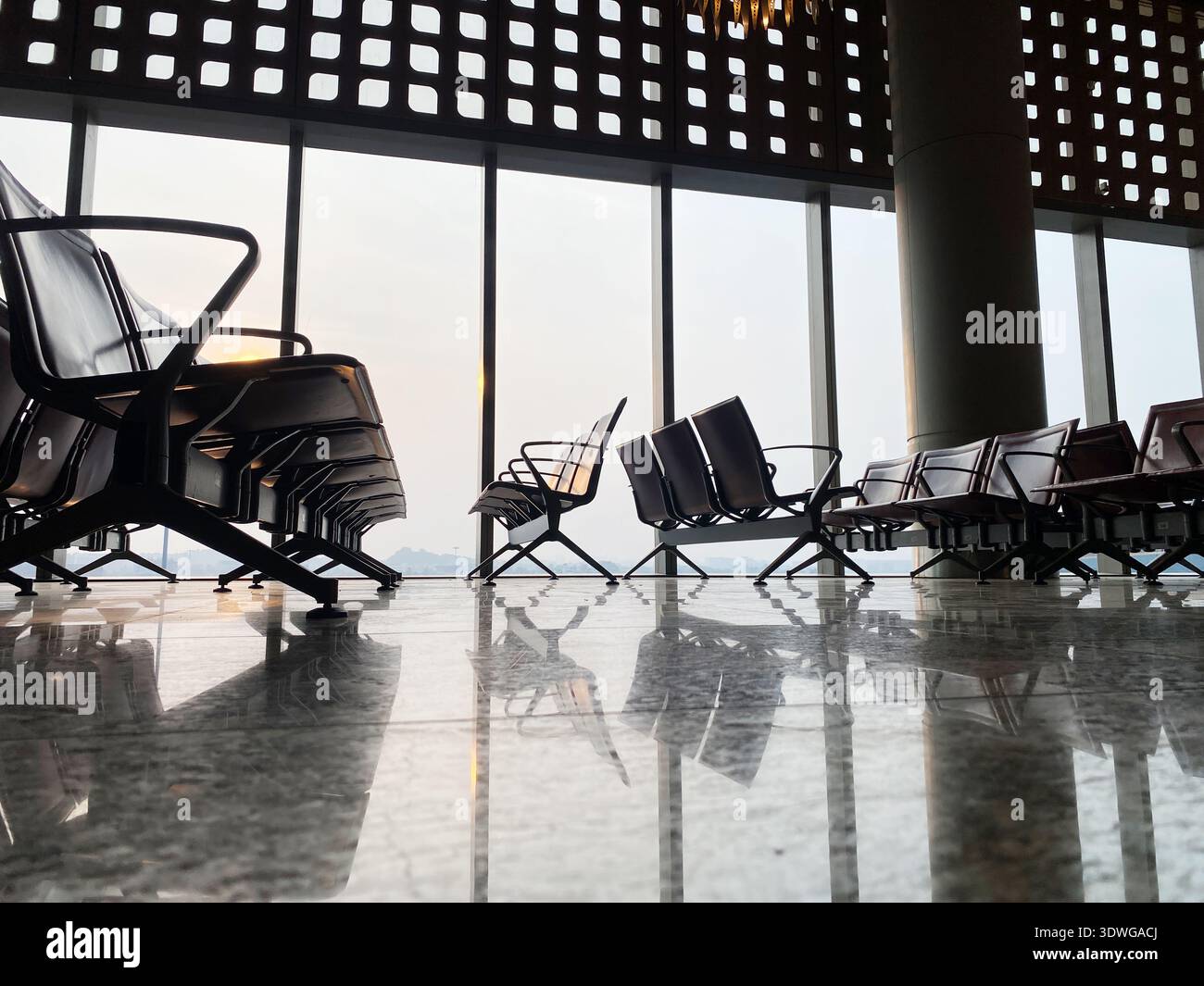 Sleek airport waiting room hi-res stock photography and images - Alamy
