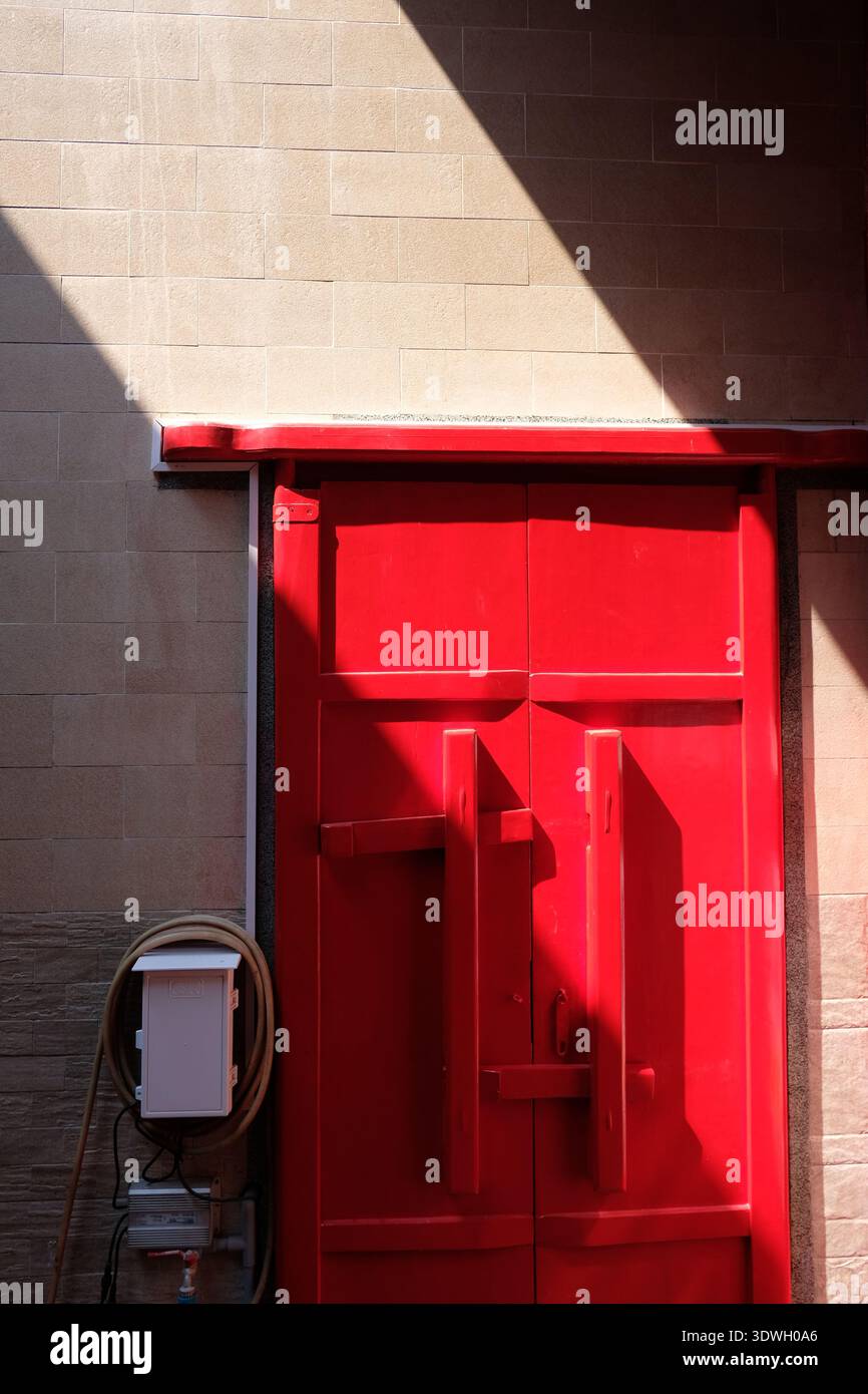 Bold red double doors hi-res stock photography and images - Alamy