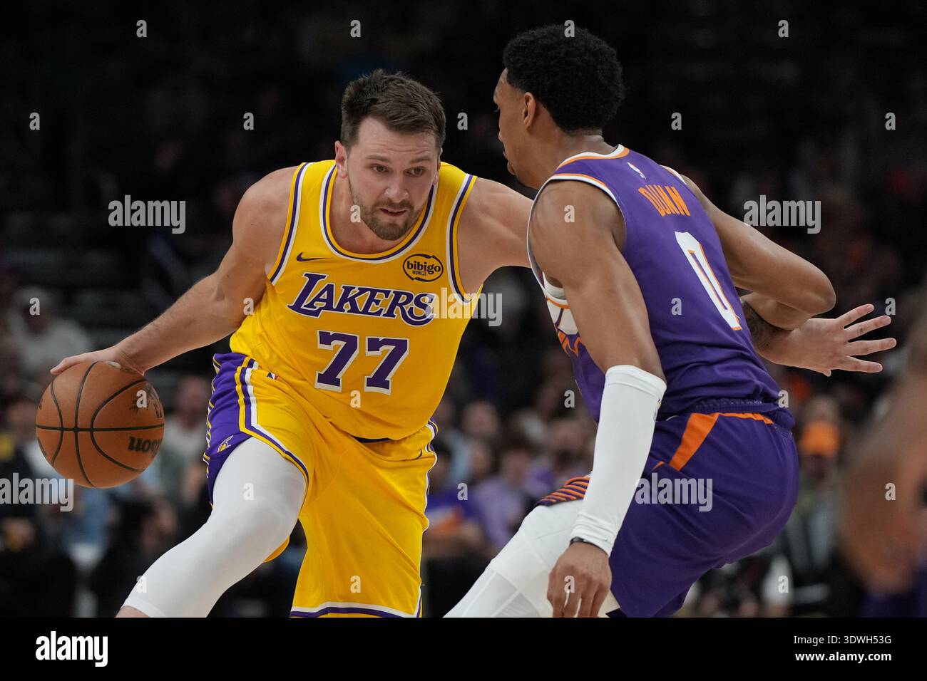 Los Angeles Lakers guard Luka Doncic (77) drives on Phoenix Suns ...