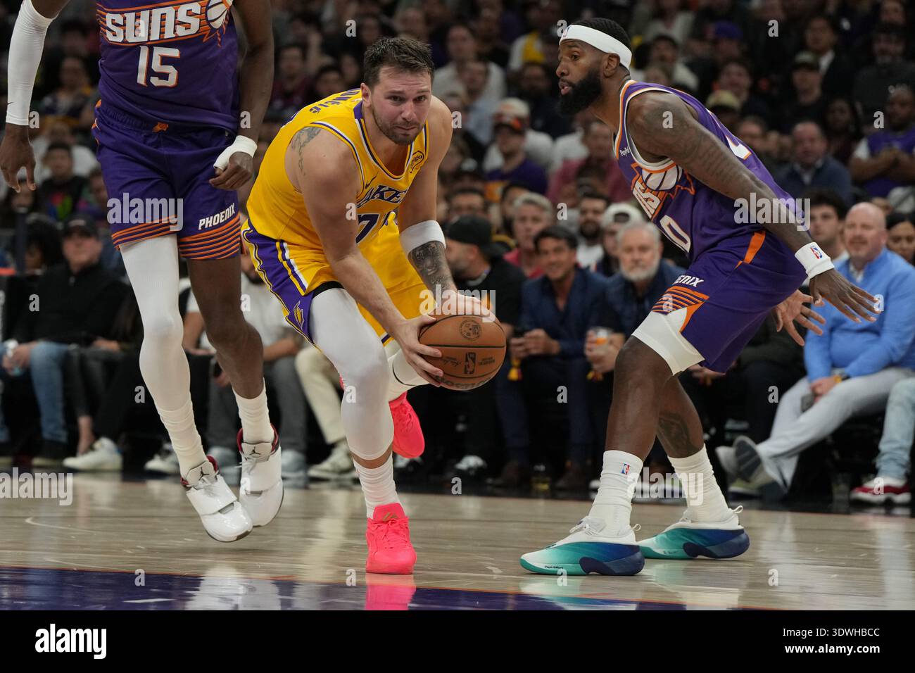 Los Angeles Lakers guard Luka Doncic (77) drives past Phoenix Suns ...