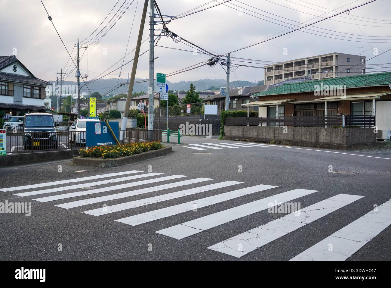 Quiet road crossing hi-res stock photography and images - Alamy