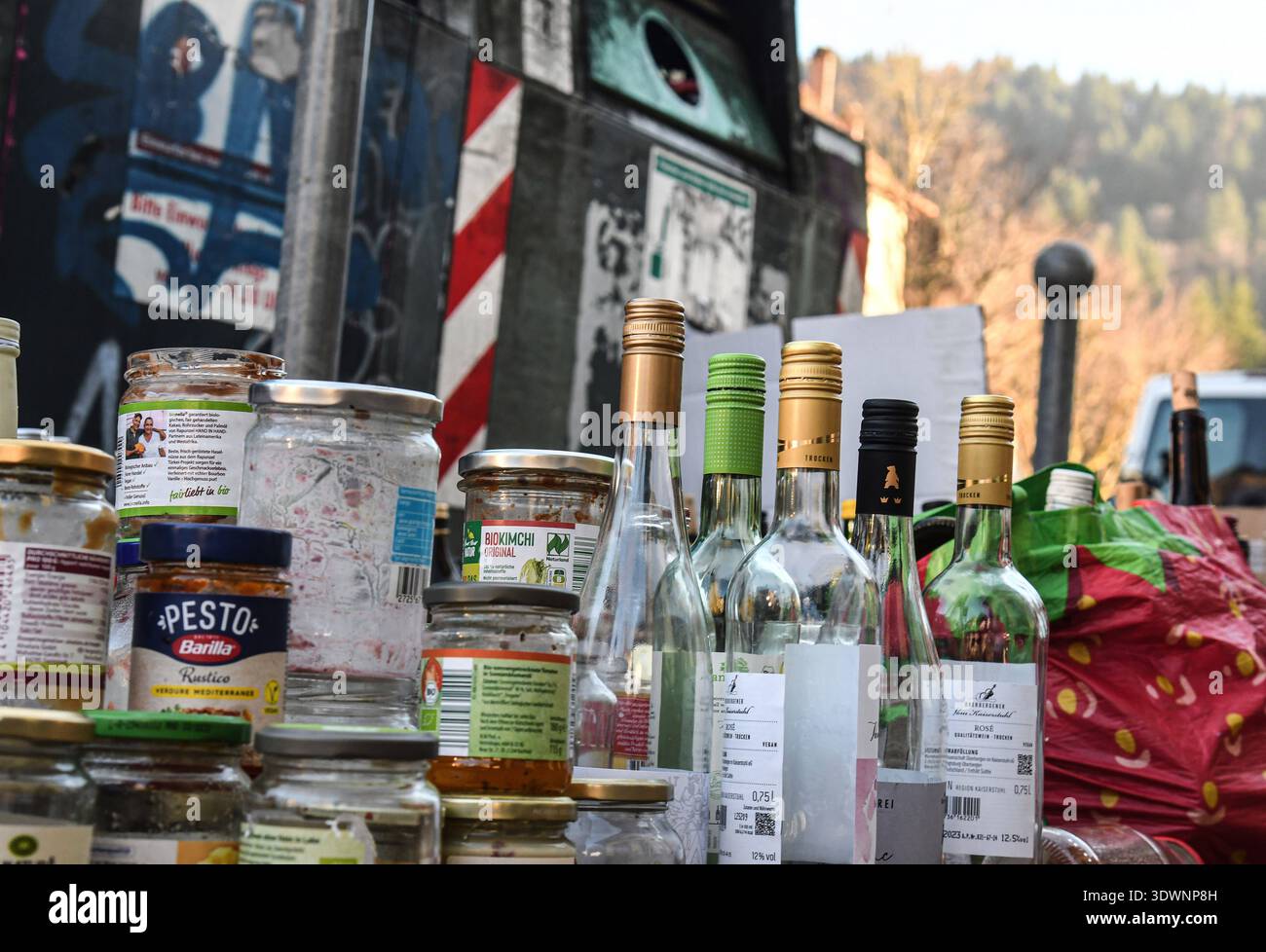 Leere Glaeser und Flaschen stapeln sich in Freiburg vor uebervollen Glascontainern. *** Empty glasses and bottles pile up in front of overflowing glass containers in Freiburg Stock Photo