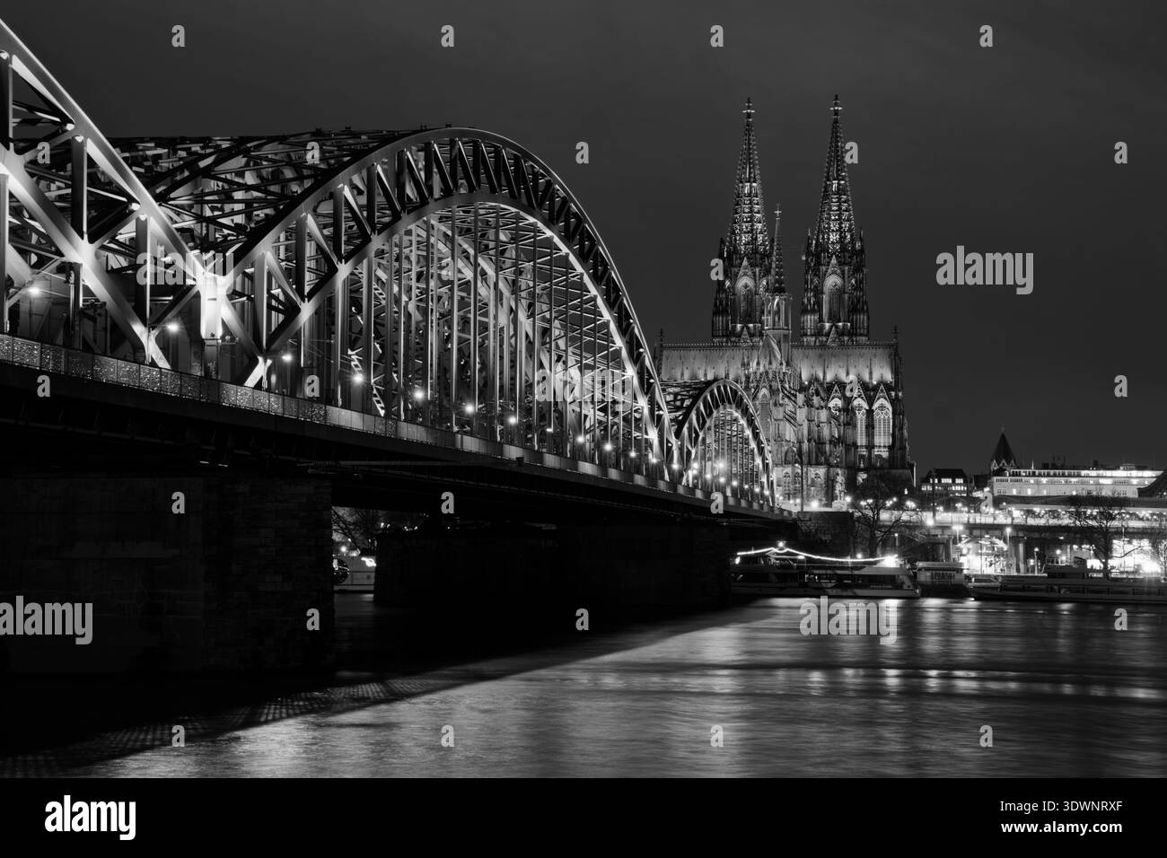 Kölner Dom mit Hohenzollernbrücke am Abend - Schwarz-Weis Stock Photo