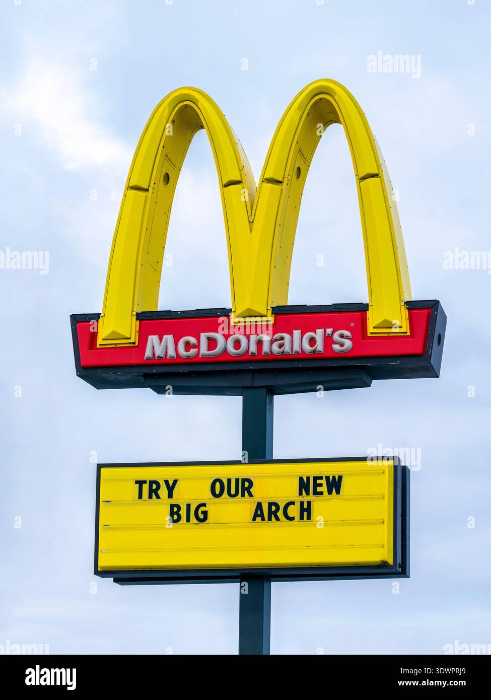 Mcdonalds golden arch sign hi-res stock photography and images - Alamy