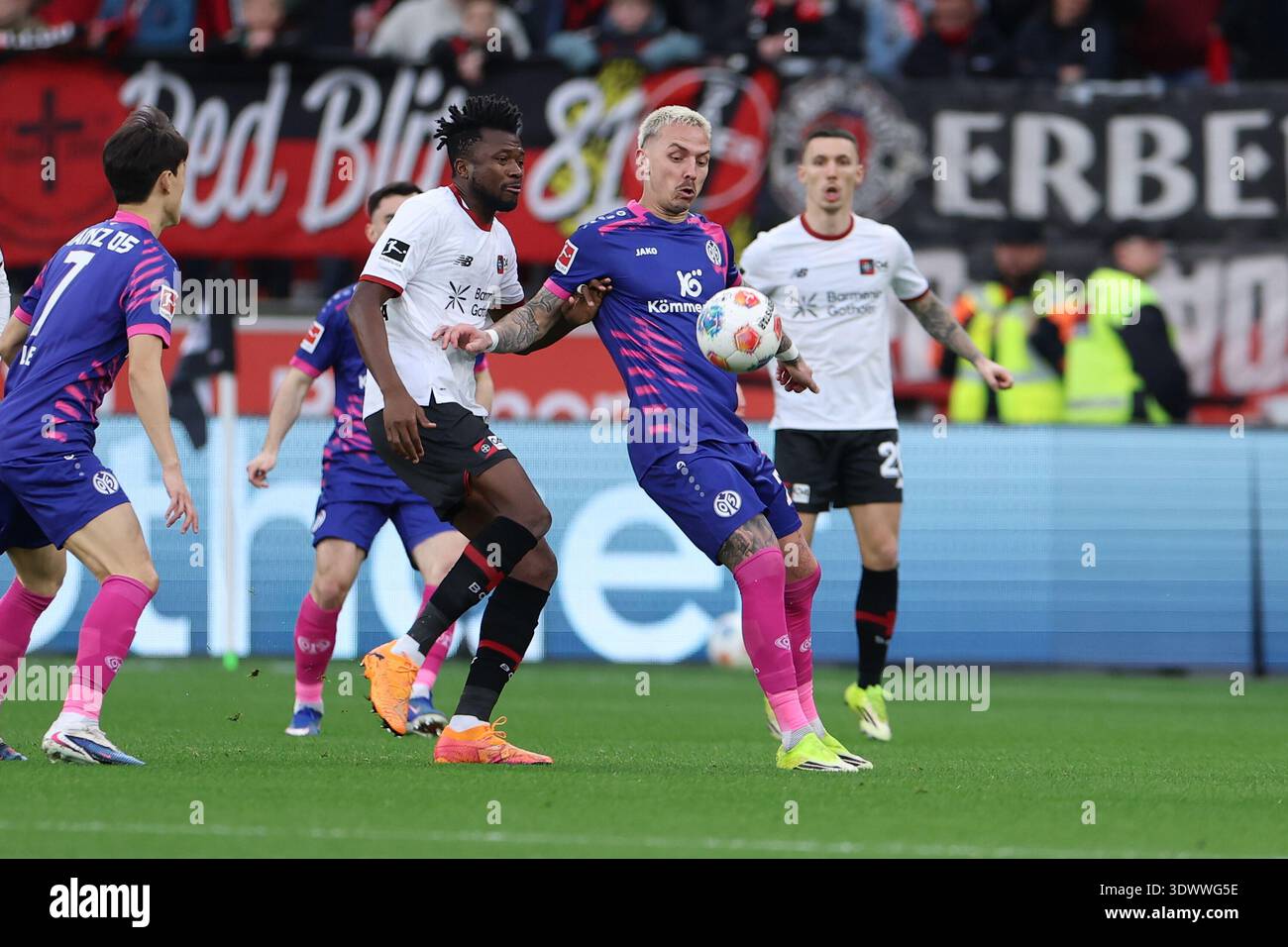02/28/2026, BayArena, Leverkusen, GER, 1.FBL. Bayer 04 Leverkusen vs. FSV  FSV Mainz 05, Image: Leverkusen is playing in a special jersey Edmond  Tapsobsa (Leverkusen #12), in a duel against Phillip Tietz (Mainz #
