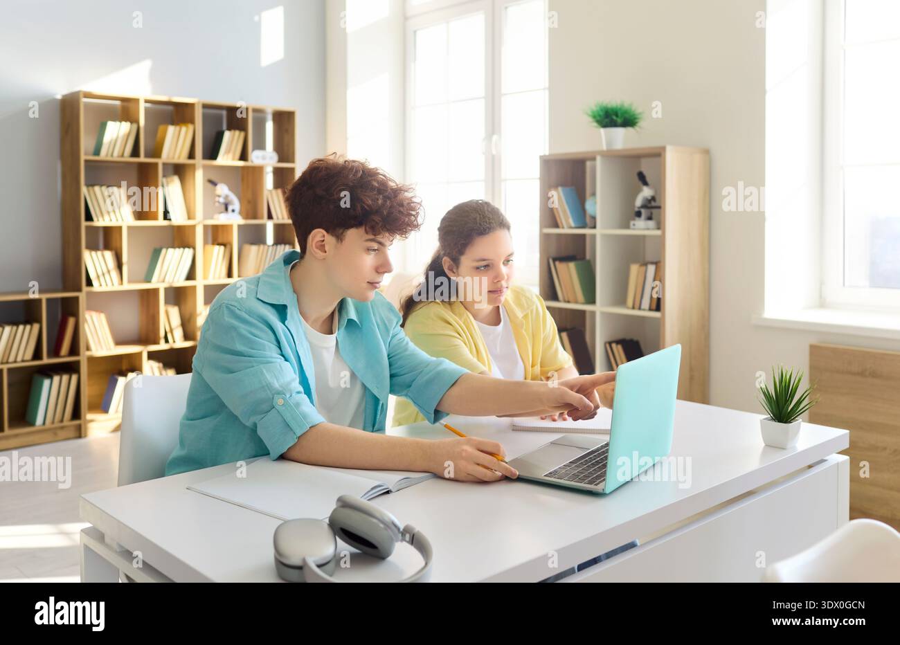 Group teenagers classroom project hi-res stock photography and images ...