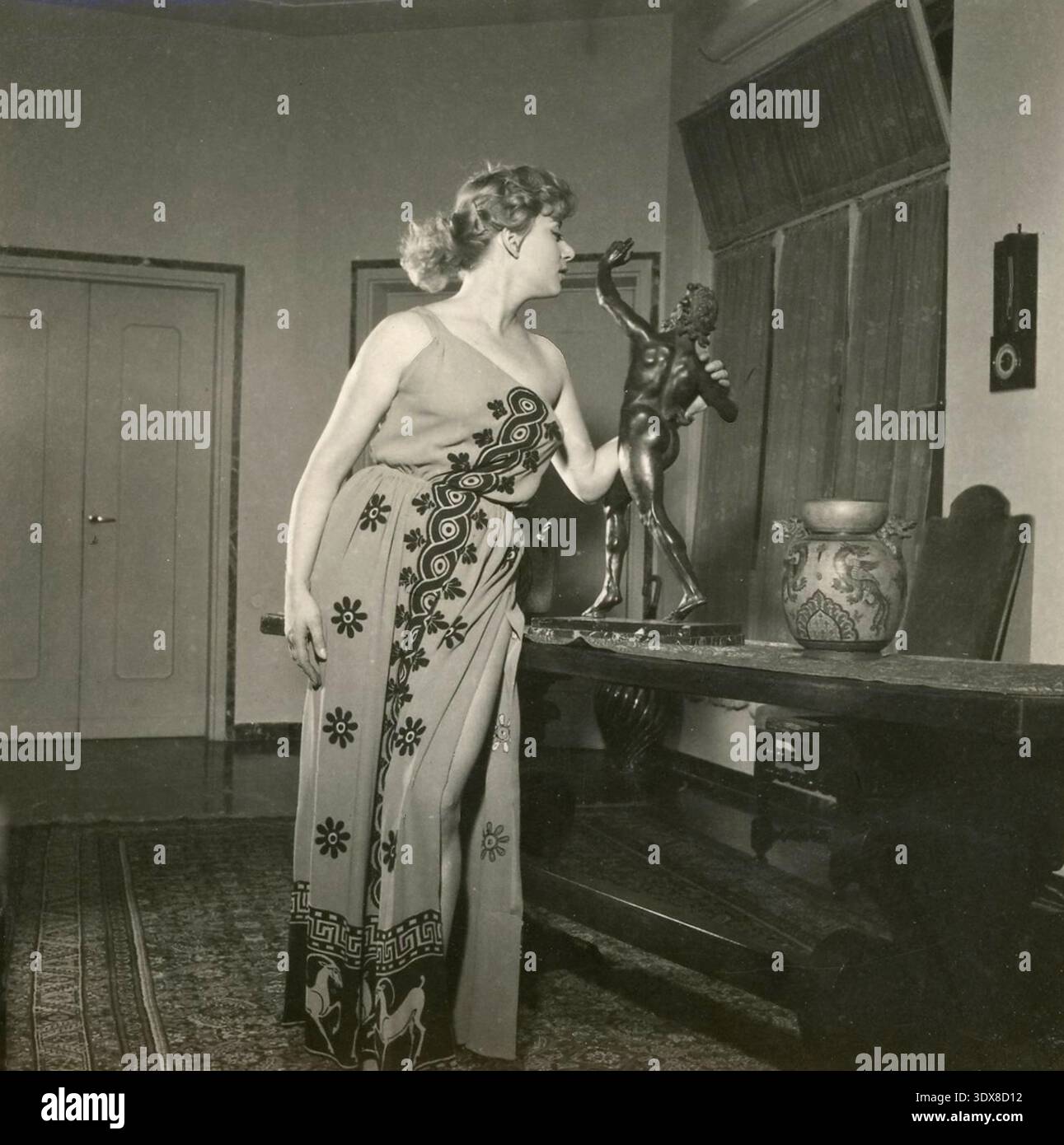 1950s style woman gown hi-res stock photography and images - Alamy