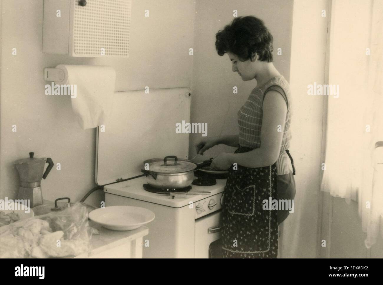 Woman apron 1960s hi-res stock photography and images - Alamy