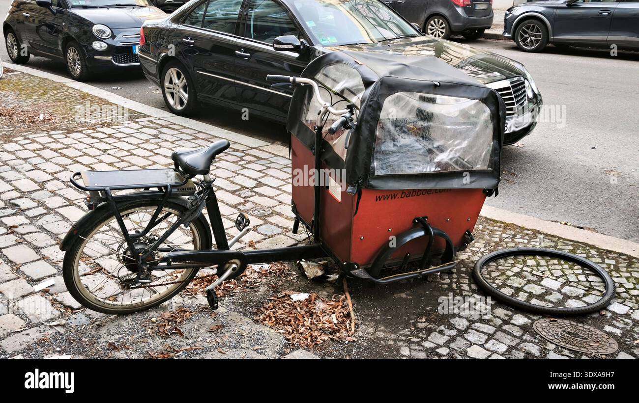 Defactive Bike Berlin, 28.02.2026, ein defektes Lastenrad der Marke Babboe *** Berlin ...