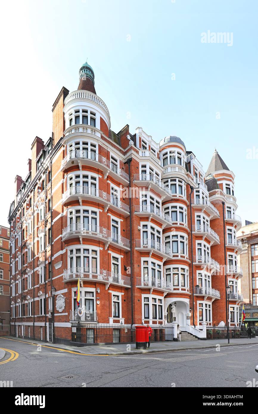 London's Ecuadorian Embassy at No 3 Hans Crescent, Knightsbridge. Famous for sheltering fugitive Julian Assange between 2012 and 2019. Stock Photo