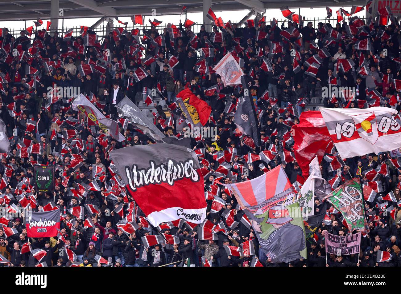 NEUF FANION FOOTBALL pennant wimpel ° CREMONESE ° ITALIE .. ITALIE