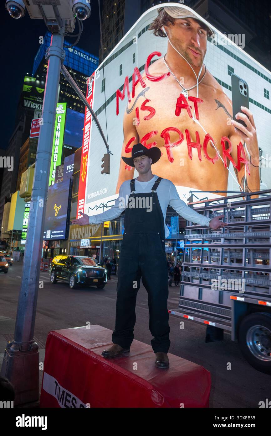 Rob Rausch Mac Rob Rausch makes a surprise appearance with MAC Cosmetics for Sephora ...