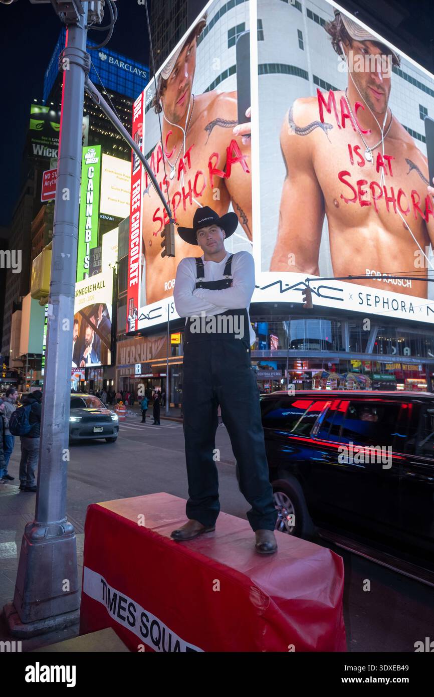 Rob Rausch Mac Rob Rausch makes a surprise appearance with MAC Cosmetics for Sephora ...