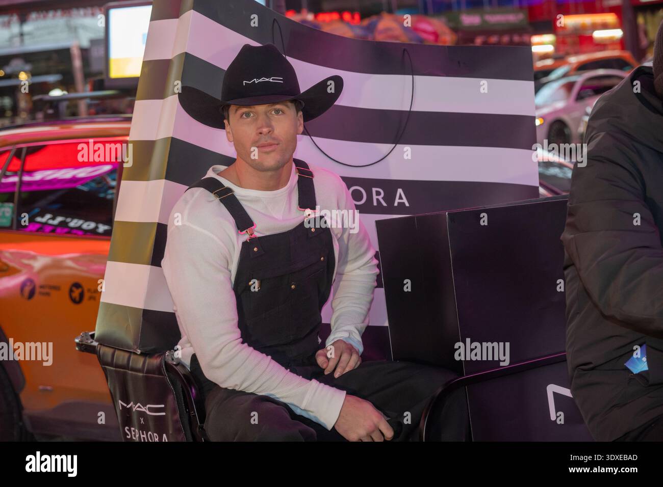 Rob Rausch Mac Rob Rausch makes a surprise appearance with MAC Cosmetics for Sephora ...