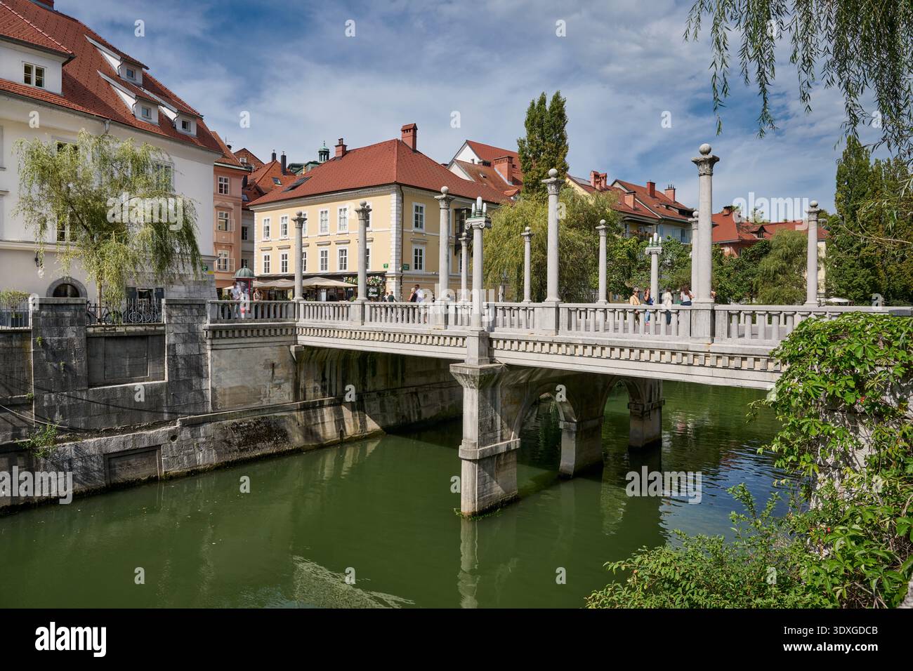 Cobblers' Bridge (Čevljarski most) over Ljubljanica river and historical facades at promenade of Ljubljana, Slovenia, Europe Stock Photo
