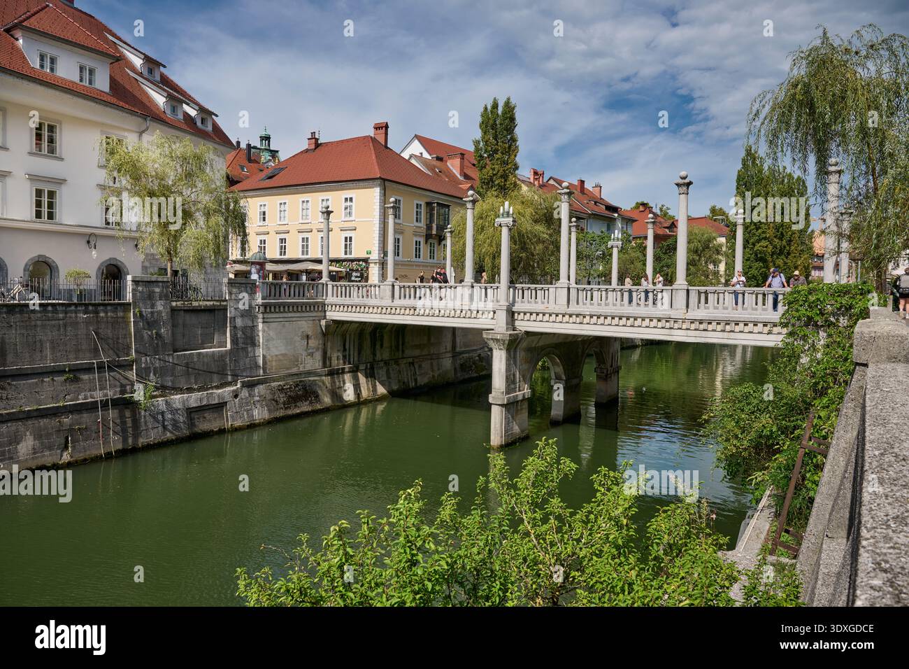 Cobblers' Bridge (Čevljarski most) over Ljubljanica river and historical facades at promenade of Ljubljana, Slovenia, Europe Stock Photo