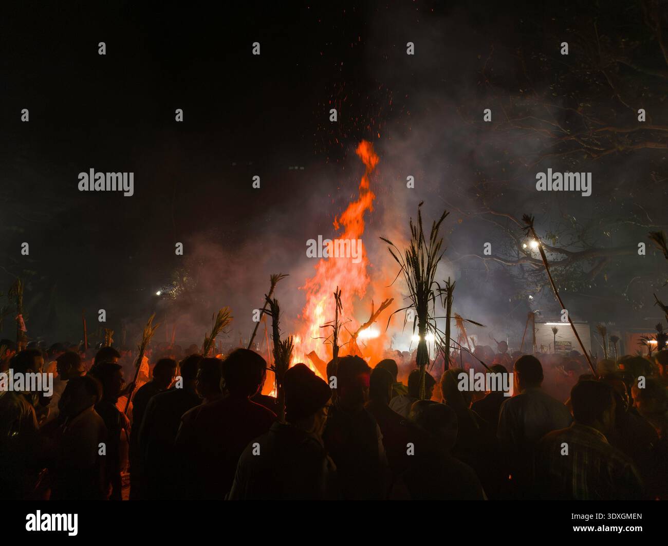 Pyre Fire Ritual Rural india bonfire hi-res stock photography and images - Alamy