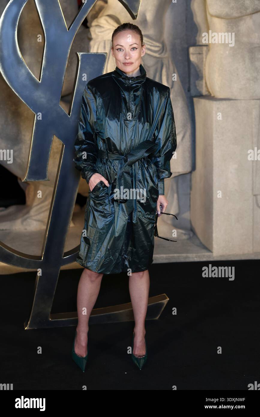 olivia-wilde-poses-for-photographers-upon-arrival-for-the-saint-laurent