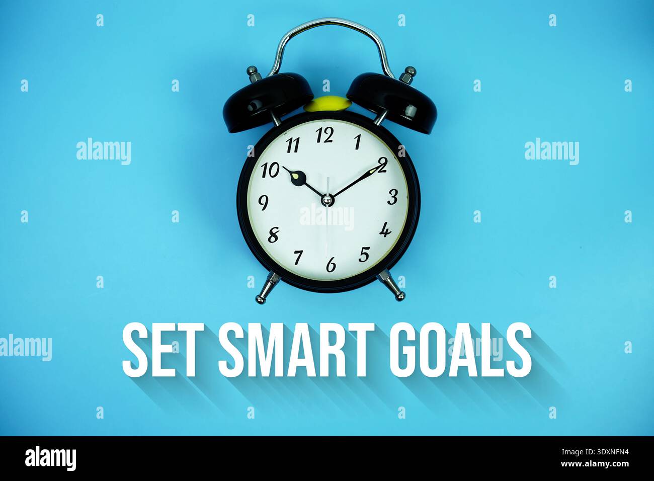 Set Smart Goals text and alarm clock on blue background Stock Photo