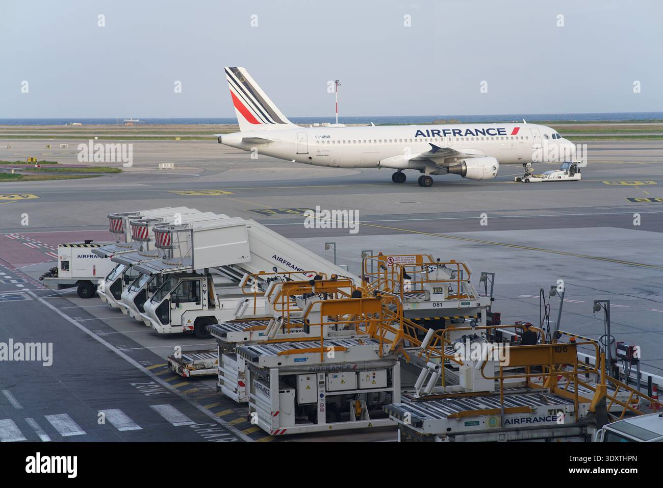Multiple jet bridges hi-res stock photography and images - Alamy