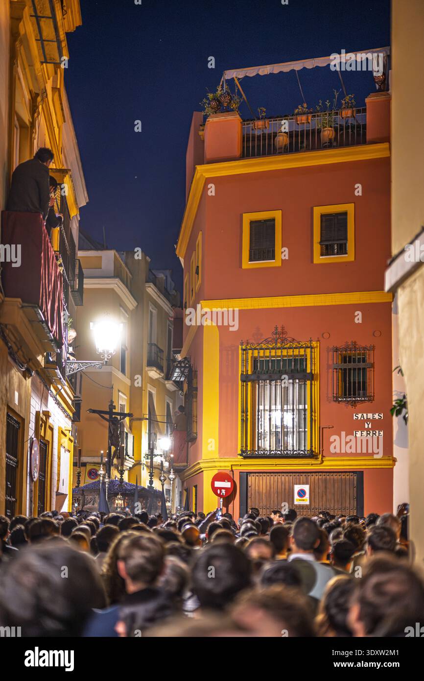 Narrow Turn A crowd watches the Christ of Burgos float making a narrow turn (revirá ...