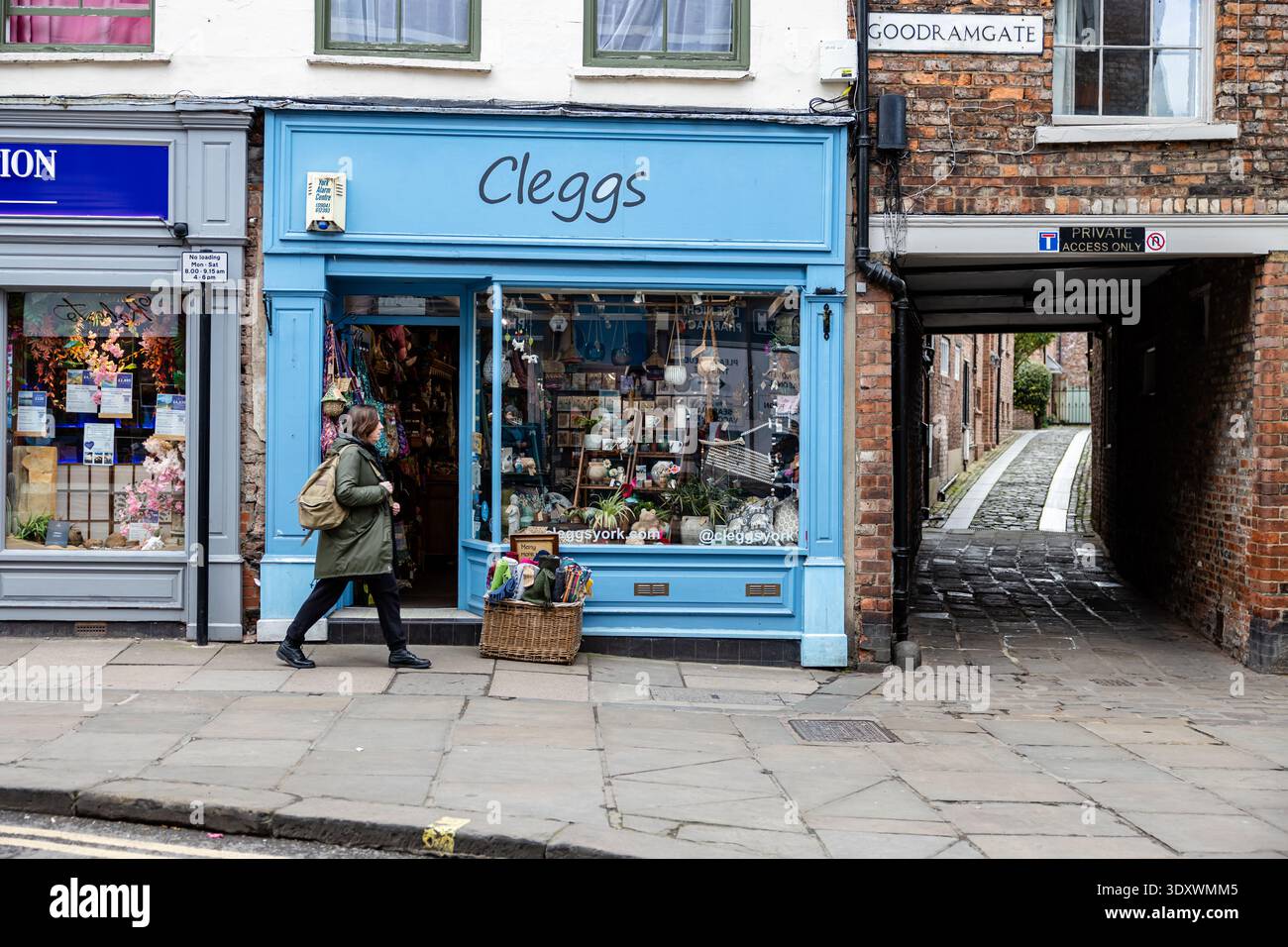 Storefront With Script 25 03 2025 hi-res stock photography and images - Alamy