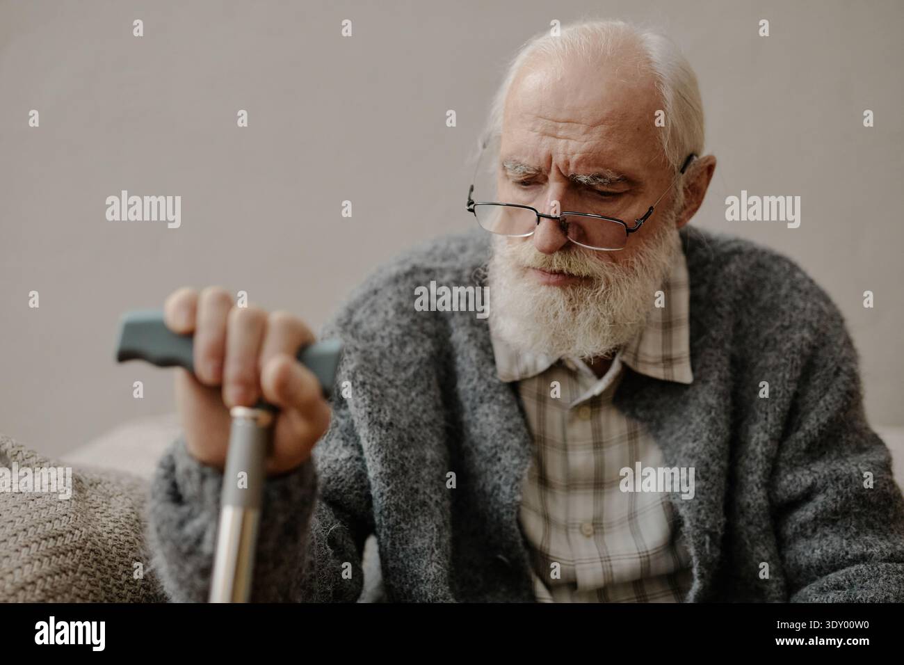 Sitting man wearing grey hi-res stock photography and images - Alamy