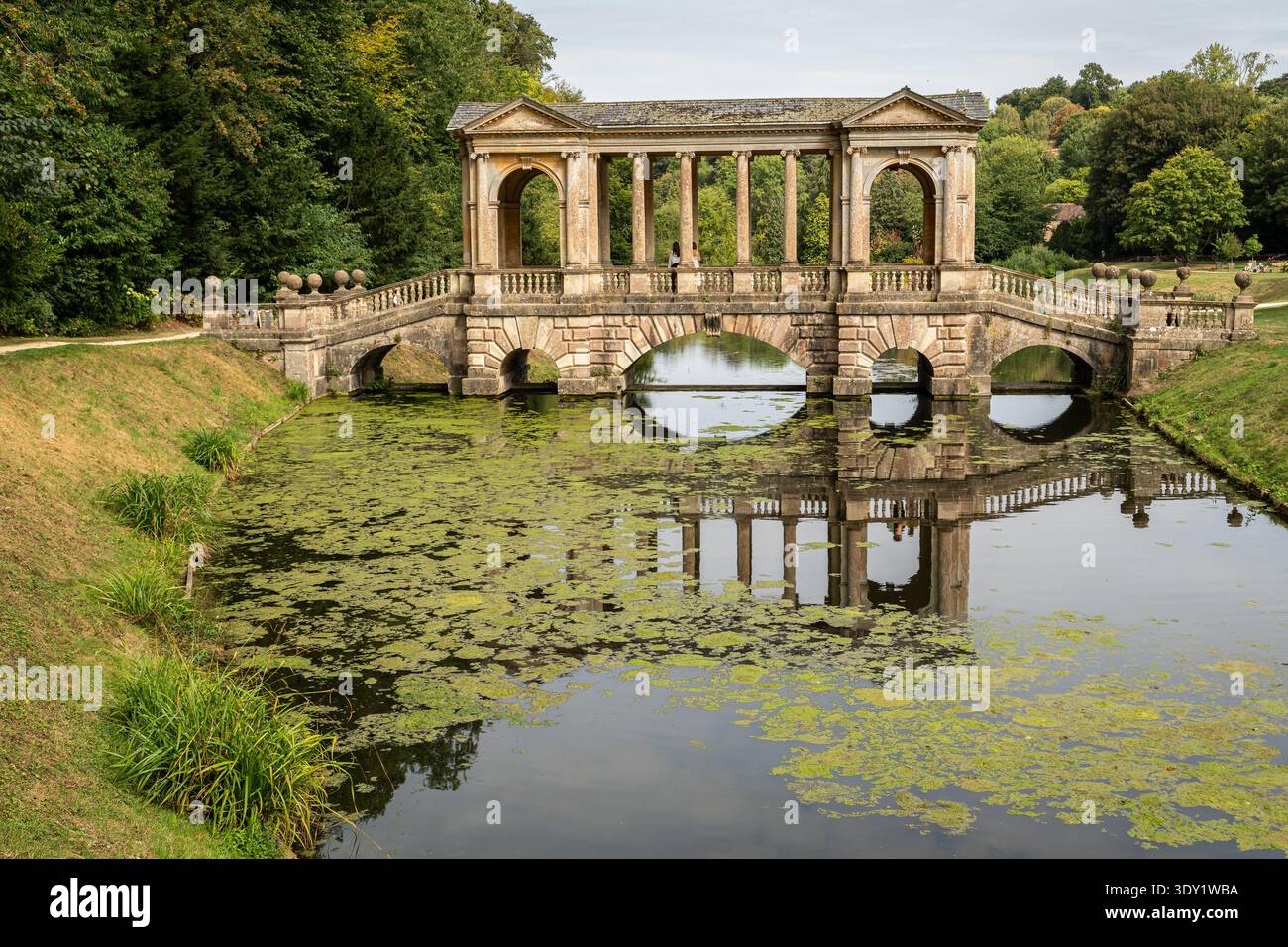 the-iconic-palladian-bridge-at-prior-park-in-bath-reflecting-in-the