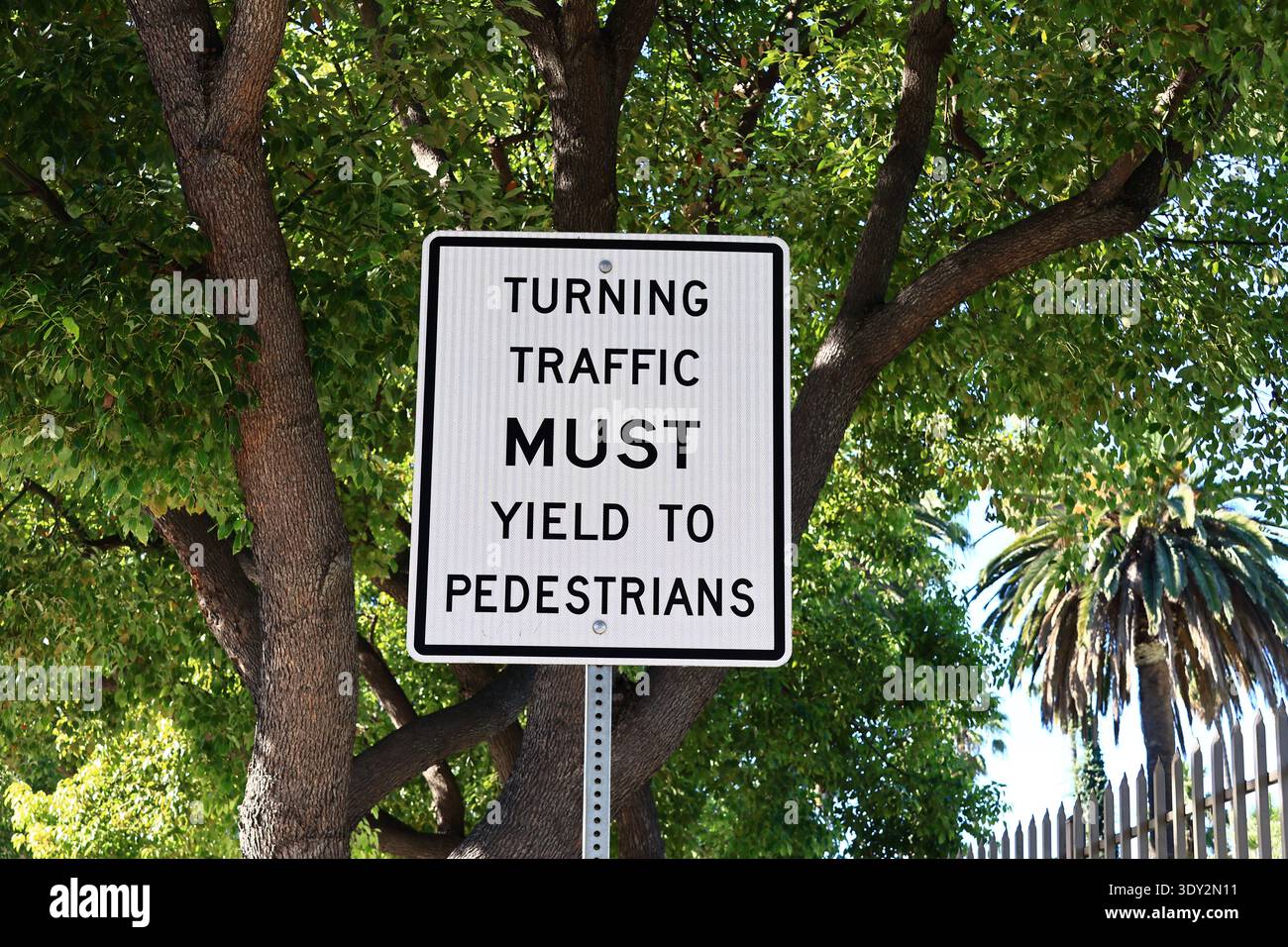 Yield sign usa hi-res stock photography and images - Alamy