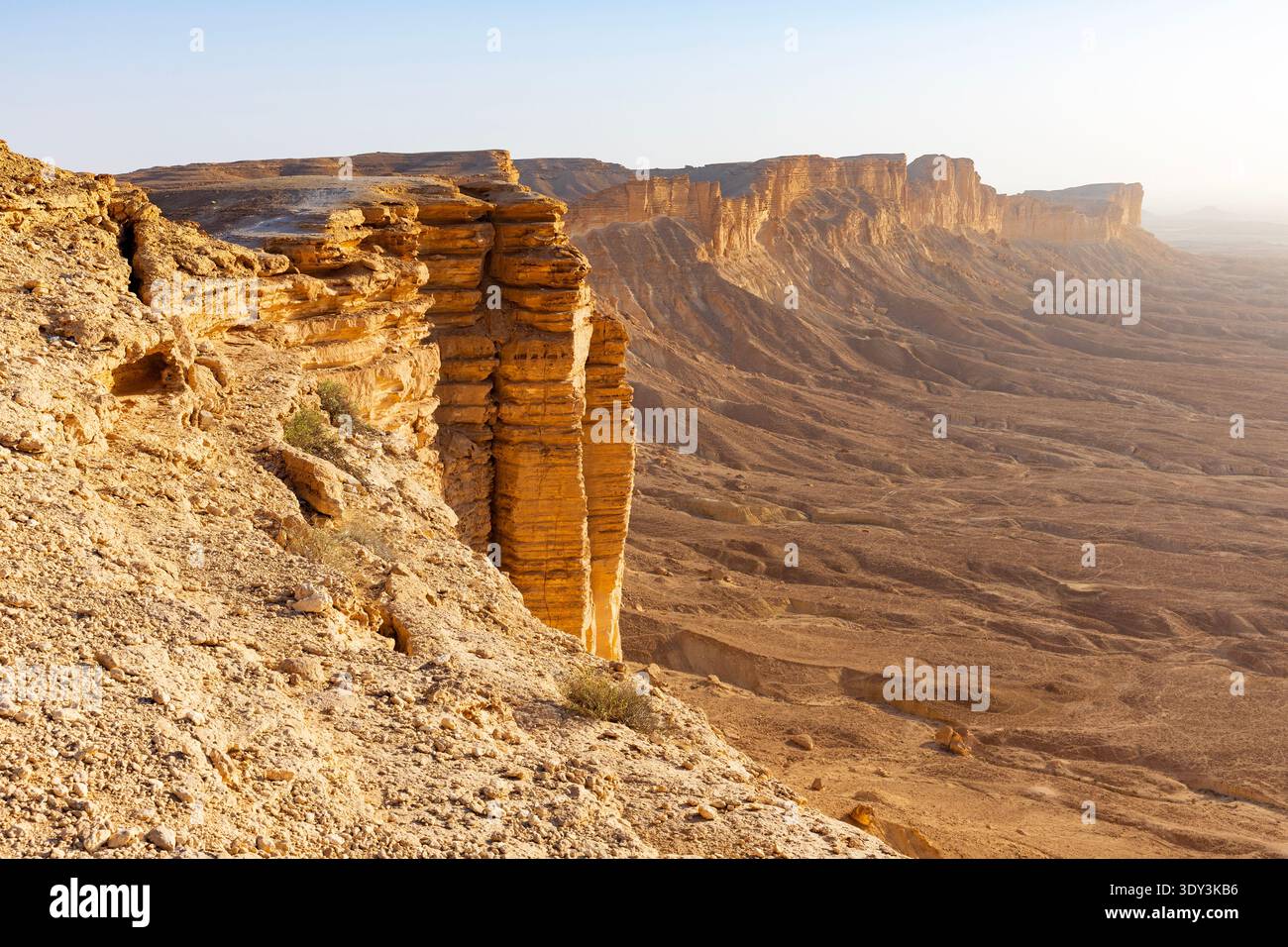 The Edge of the World (Jebel Fihrayn), a breathtaking 1,131-meter cliff ...
