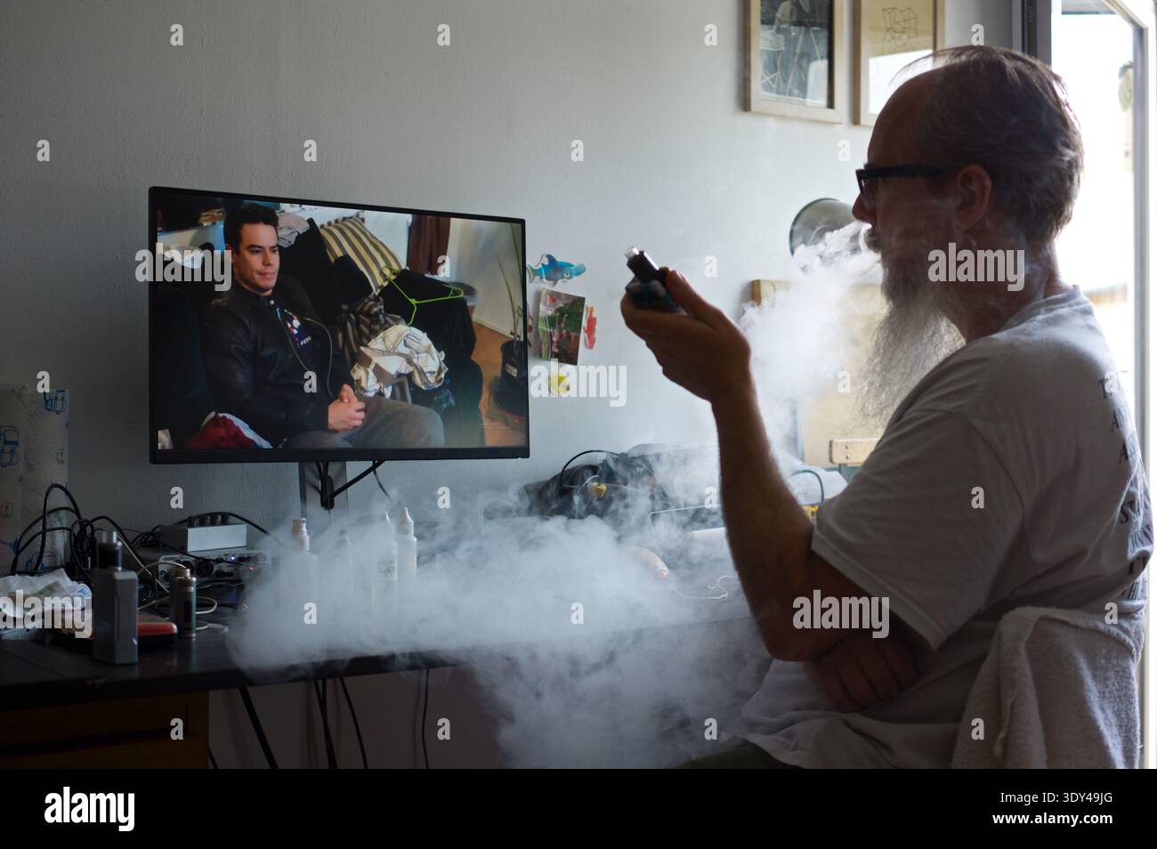 Man vaping with e cigarette hi-res stock photography and images - Page 11