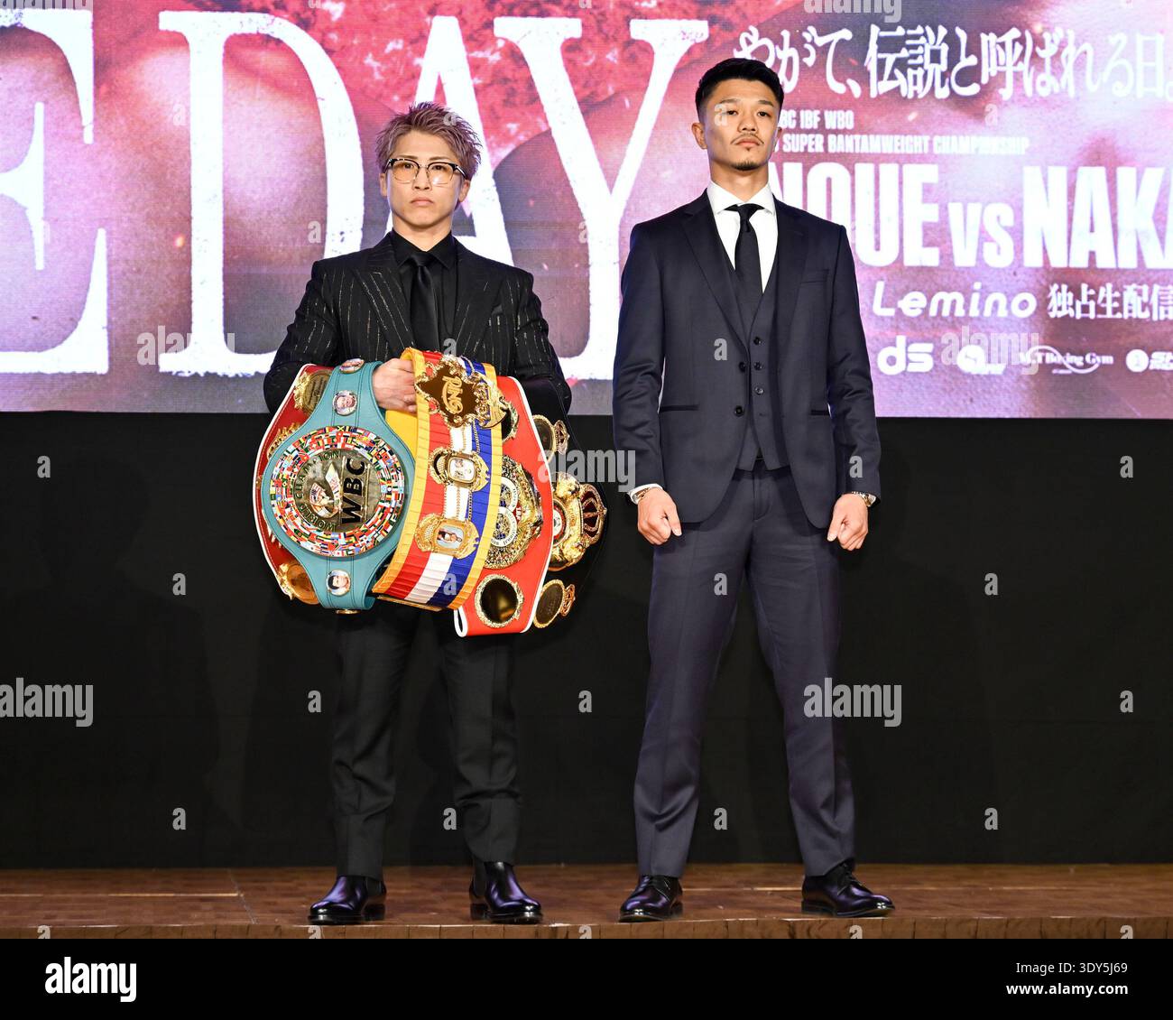 Japan's Naoya Inoue (L) undisputed super-bantamweight world champion ...