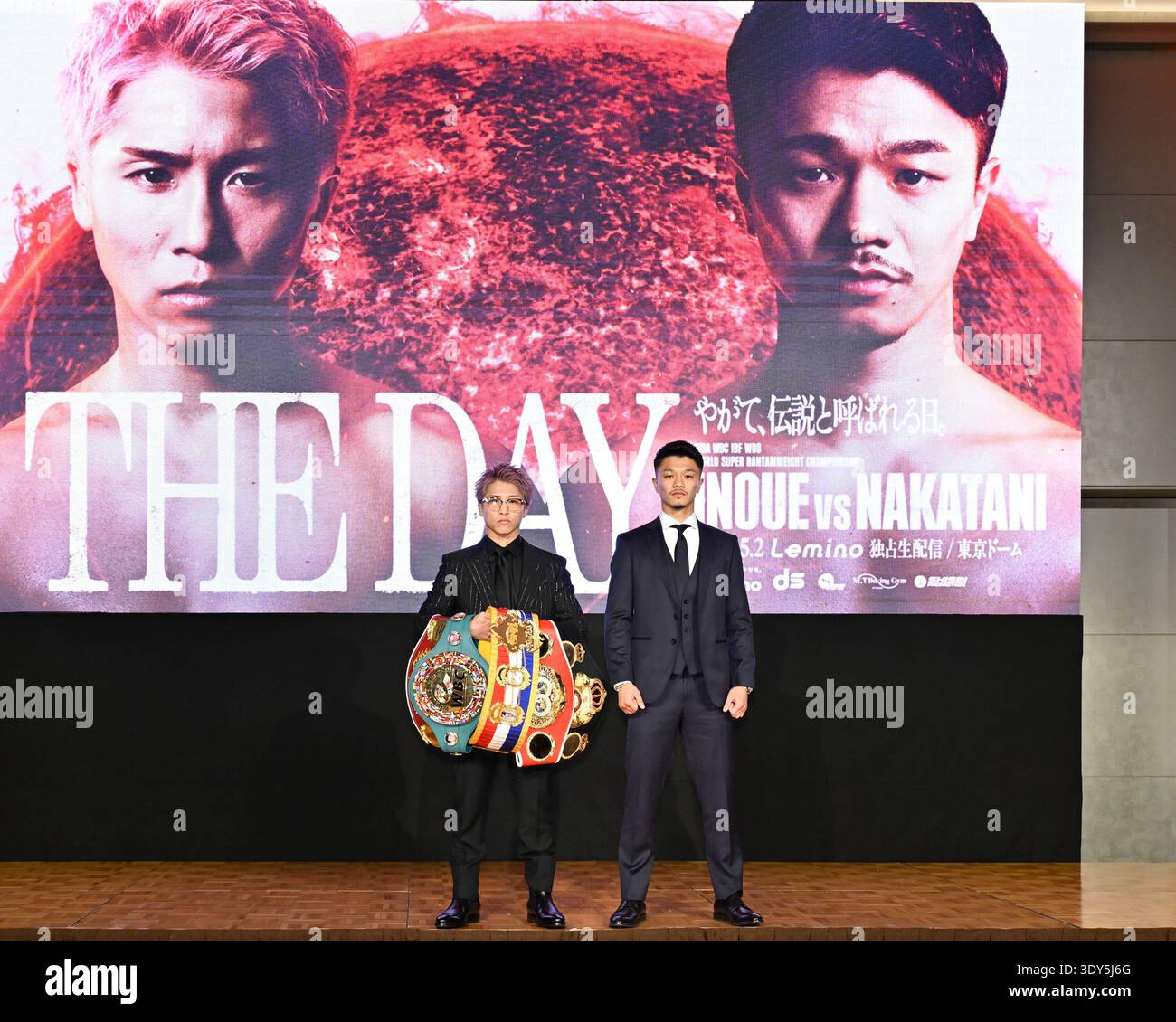 Japan's Naoya Inoue (L) undisputed super-bantamweight world champion ...