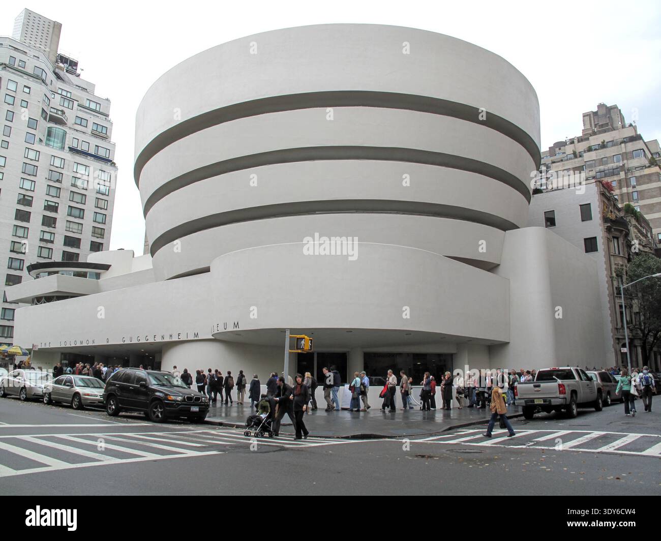 Guggenheim museum new york night hi-res stock photography and